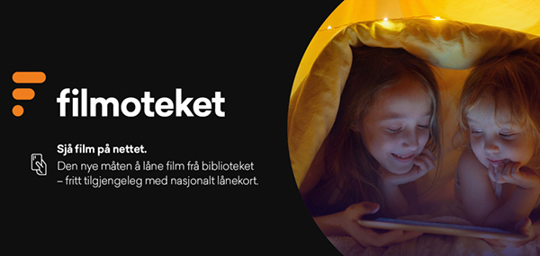 To barn i hule av dyne som ser på nettskjerm