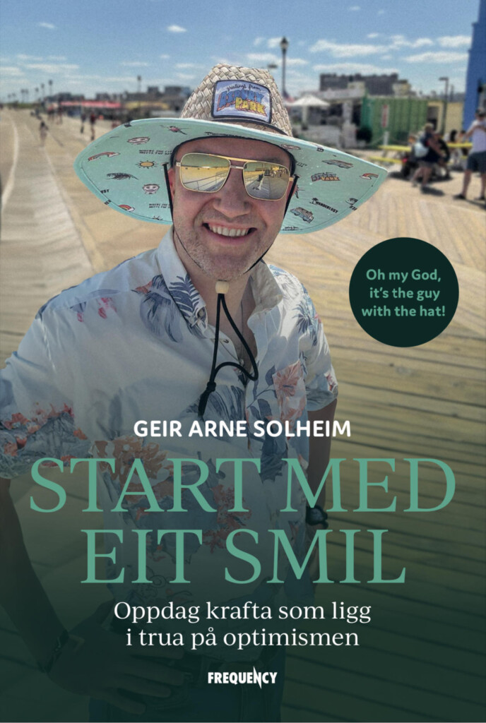 Geir Arne Solheim står på ei strand i ein stor stråhatt og smilar. Tittelen på boka står over brystet hans: "Start med eit smil".
