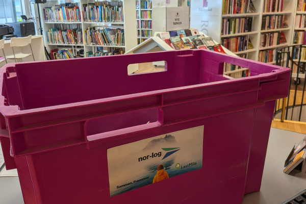 Bilete av kassa frå bibliotektransporten med nor-log logoen på