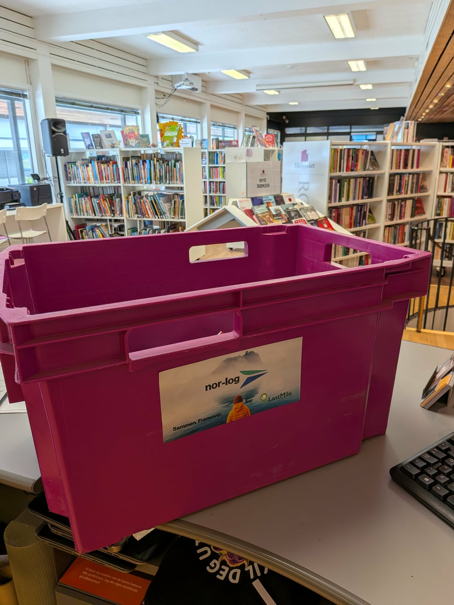 Bilete av kassa frå bibliotektransporten med nor-log logoen på
